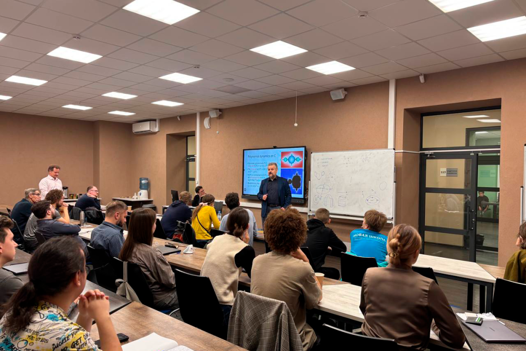 Иллюстрация к новости: В НИУ ВШЭ – Нижний Новгород прошла школа-конференция «Геометрия и Динамика»